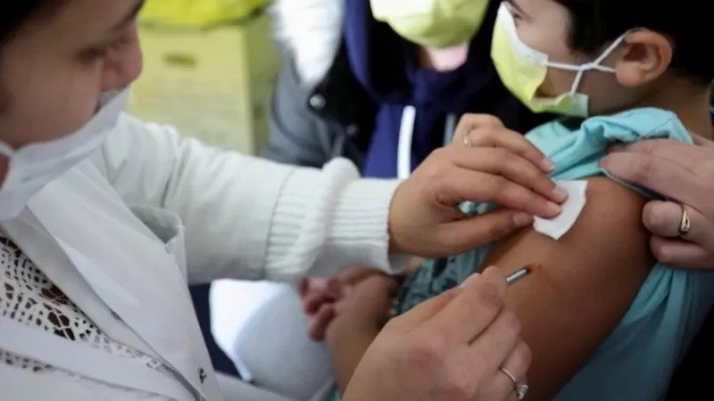 Estudo com 700 crianças e adolescentes internados por covid-19 nos EUA apontou que apenas 0,4% haviam recebido o esquema vacinal completo (Foto: BBC via Reuters)