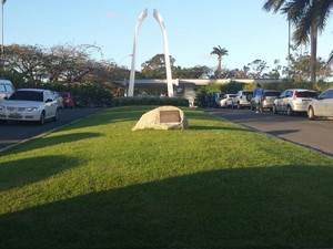 Centenas de amigos e familiares prestaram a ultima homenagem aos irmãos mortos (Foto: Lucas Leite/G1 Alagoas)