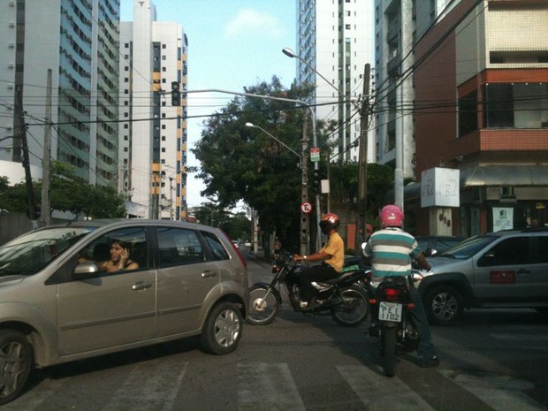 No Recife, semáforos ficaram apagados e trânsito complicou por causa do apagão. (Foto: Alexandre Morais/G1)