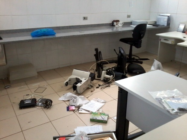 Equipamentos do laboratório foram destruídos (Foto: Elisângela Marques/G1)