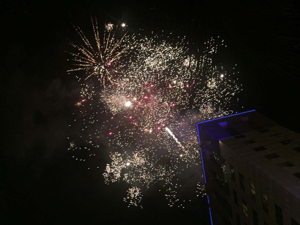 Na altura do hotel Windsor, na Barra da Tijuca, também houve queima de fogos (Foto: Patricia Teixeira/G1)