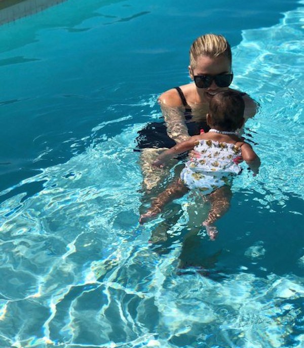 A socialite Khloé Kardashian com a filha durante uma aula de natação (Foto: Divulgação)