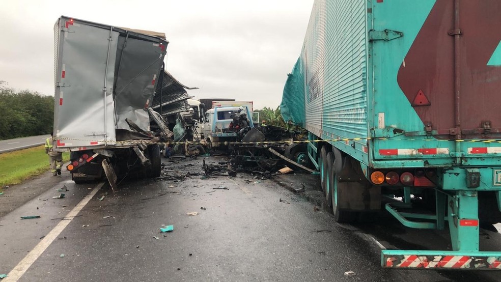 Engavetamento envolveu duas carretas, um caminhão e dois automóveis — Foto: Divulgação/PRF