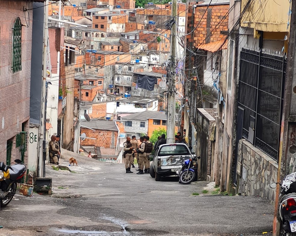 Adolescente é feita refém por homem armado no bairro de Tancredo Neves, em Salvador — Foto: Rildo de Jesus/TV Bahia