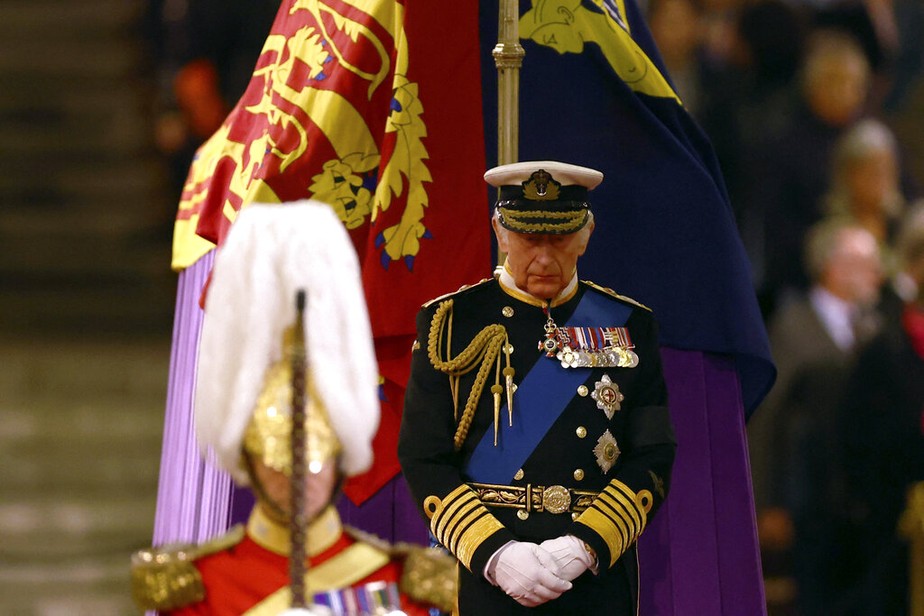 O rei Charles III monta vigília ao lado do caixão da Rainha Elizabeth II, na noite de sexta-feira (16/09/2022), no Westminster Hall, em Londres