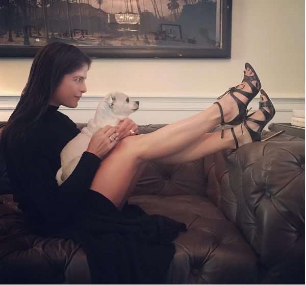 A atriz Selma Blair com o cachorro (Foto: Instagram)