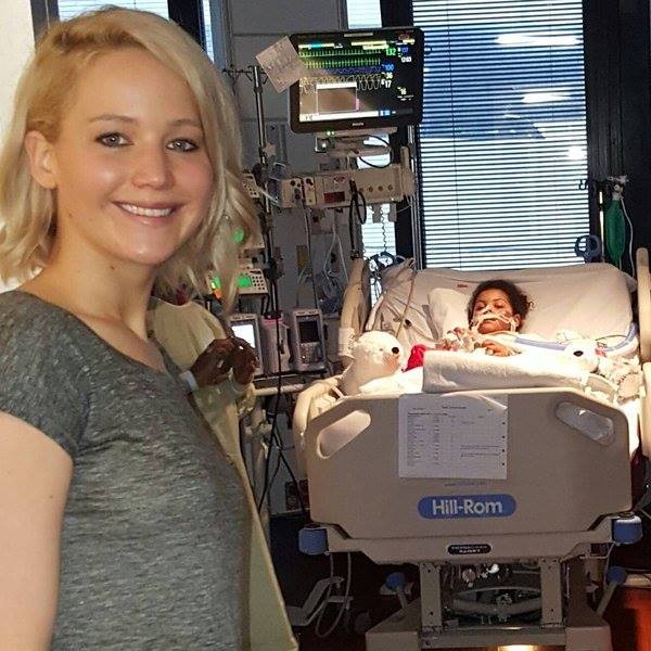 Jennifer Lawrence durante visita ao hospital infantil (Foto: Reprodução Facebook)