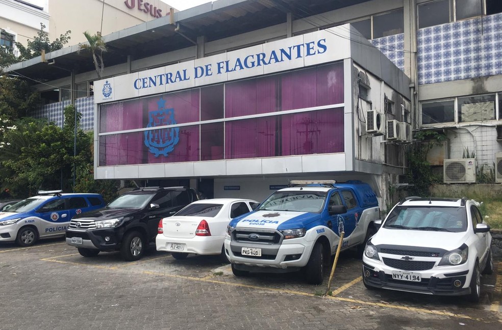 Suspeito de assaltos em Ilha Amarela foi levado à Central de Flagrantes da Polícia Civil, em Salvador — Foto: Phael Fernandes/G1