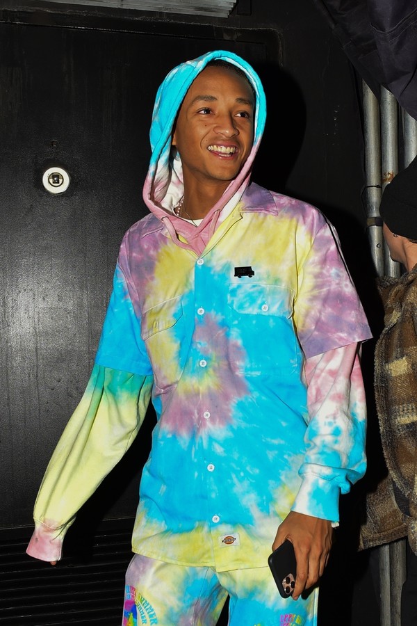 West Hollywood, CA  - *EXCLUSIVE* Rapper, Jaden Smith puts on a colorful display in tie-dye while spending the evening partying at The Nice Guy in West Hollywood. The young entertainer was all smiles as he made a swift exit from the venue.Pictured: Ja (Foto: BACKGRID)