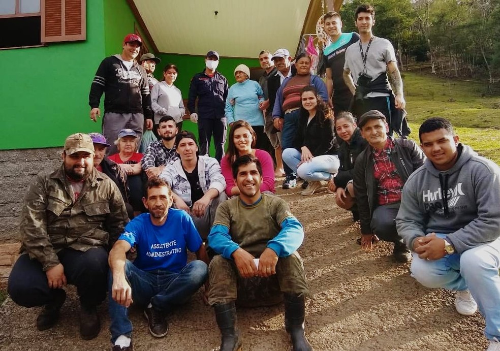 Família e amigos se reuniram com a vó Natália após ela ser encontrada na mata, em Parobé — Foto: Arquivo pessoal 