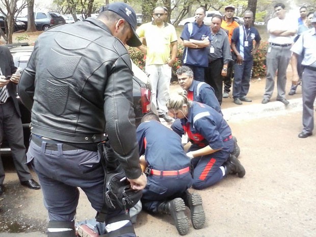 Socorristas atendem homem baleado perto do Itamaraty (Foto: Grazielle Raiane/G1 DF)