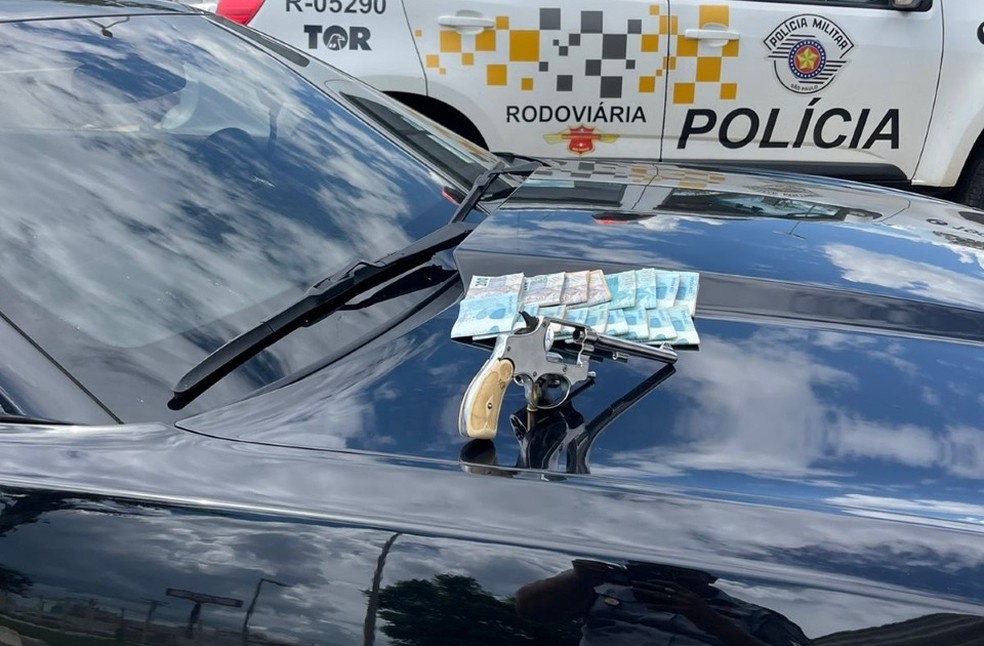 Arma de fogo foi encontrada atrás do banco do passageiro em carro de luxo — Foto: Polícia Rodoviária/Divulgação