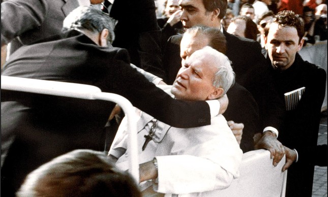 O Papa João Paulo II após ser baleado em atentado na Praça de São Pedro, no Vaticano