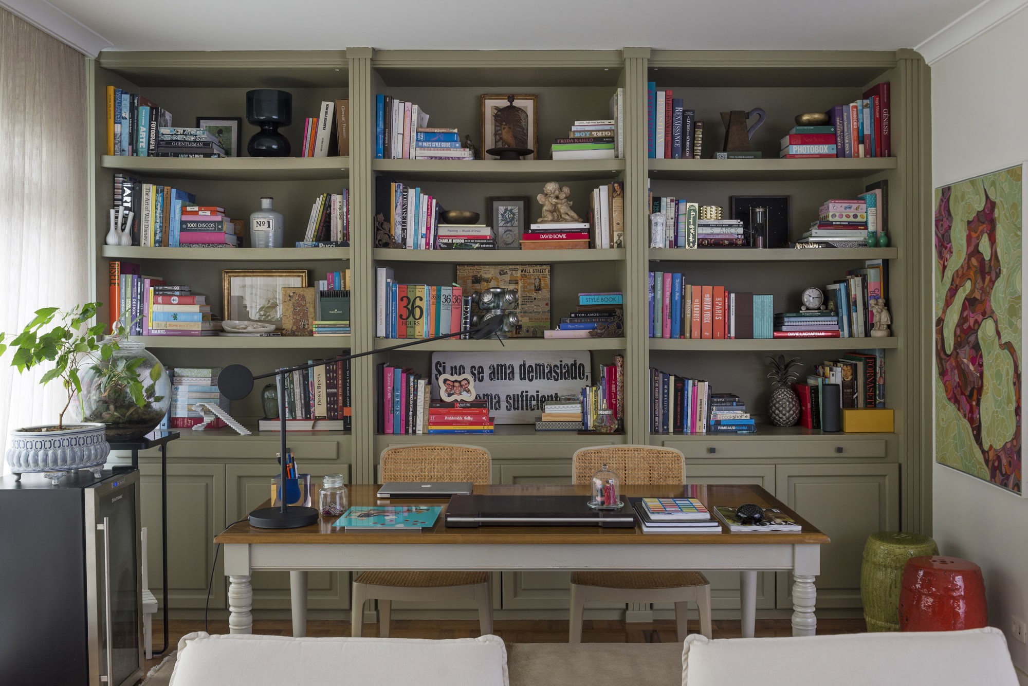 Newton Lima mostra como transformou seu apartamento com os mesmos móveis e objetos (Foto: Manu Oristânio)