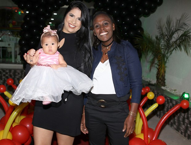 Neném com Thais Oliveira e a filha (Foto: Thiago Duran/AgNews)