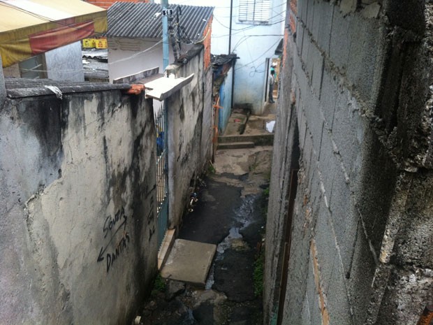 Beco onde fica a casa do pintor suspeito pelas mortes (Foto: Will Soares/G1)