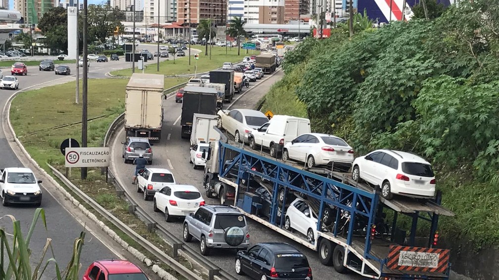 Engavetamento deixa trânsito lento na BR-230 em João 