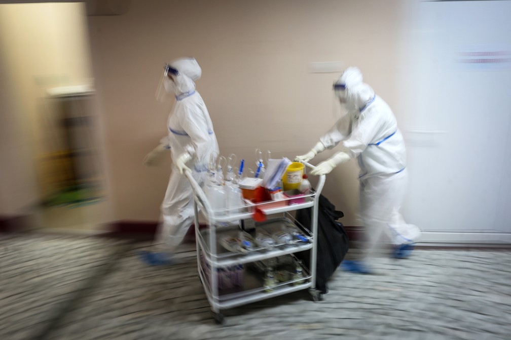 Equipe médica leva medicamentos a pacientes de Belgrado, na Sérvia, em meio à pandemia de Covid-19 — Foto: Oliver Bunic/AFP