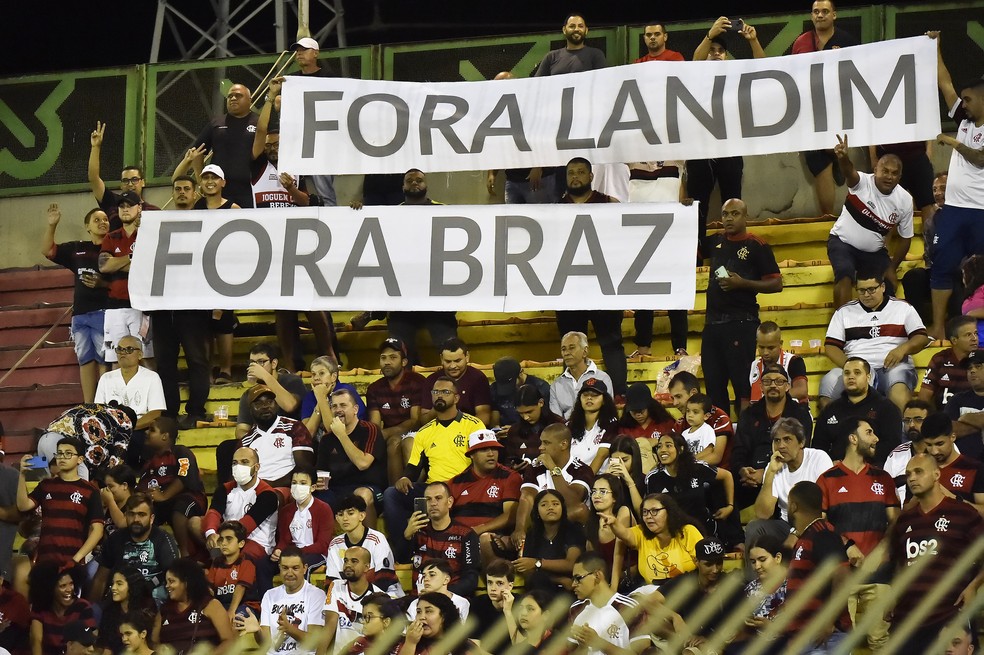 Torcedores do Flamengo levam faixas para protestar contra a diretoria — Foto: André Durão