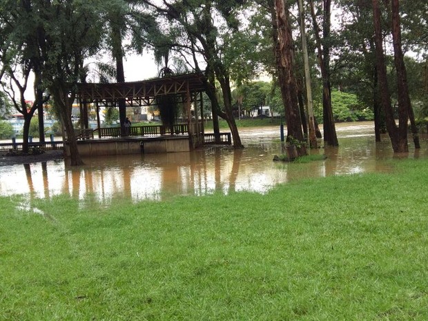 Nível do Rio Tietê subiu e deixou praça alagada em Tietê (Foto: Beatriz Buosi/ TV TEM)