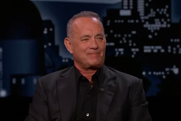 O ator Tom Hanks emocionado ao falar sobre a morte do amigo e colega de profissão Peter Scolari (Foto: Reprodução)