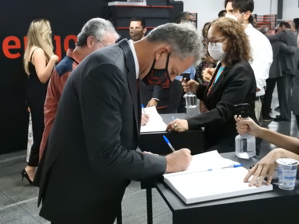 Rodolfo Landim assina a lista de presença do evento que o empossou presidente do Flamengo — Foto: Fred Gomes