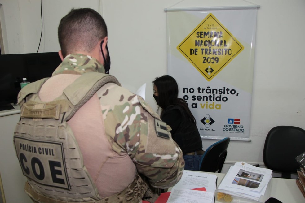 Pol&iacute;cia cumpre mandados de busca e apreens&atilde;o em opera&ccedil;&atilde;o contra fraudes em licita&ccedil;&otilde;es no Detran  &mdash; Foto: Haeckel Dias/Pol&iacute;cia Civil da Bahia
