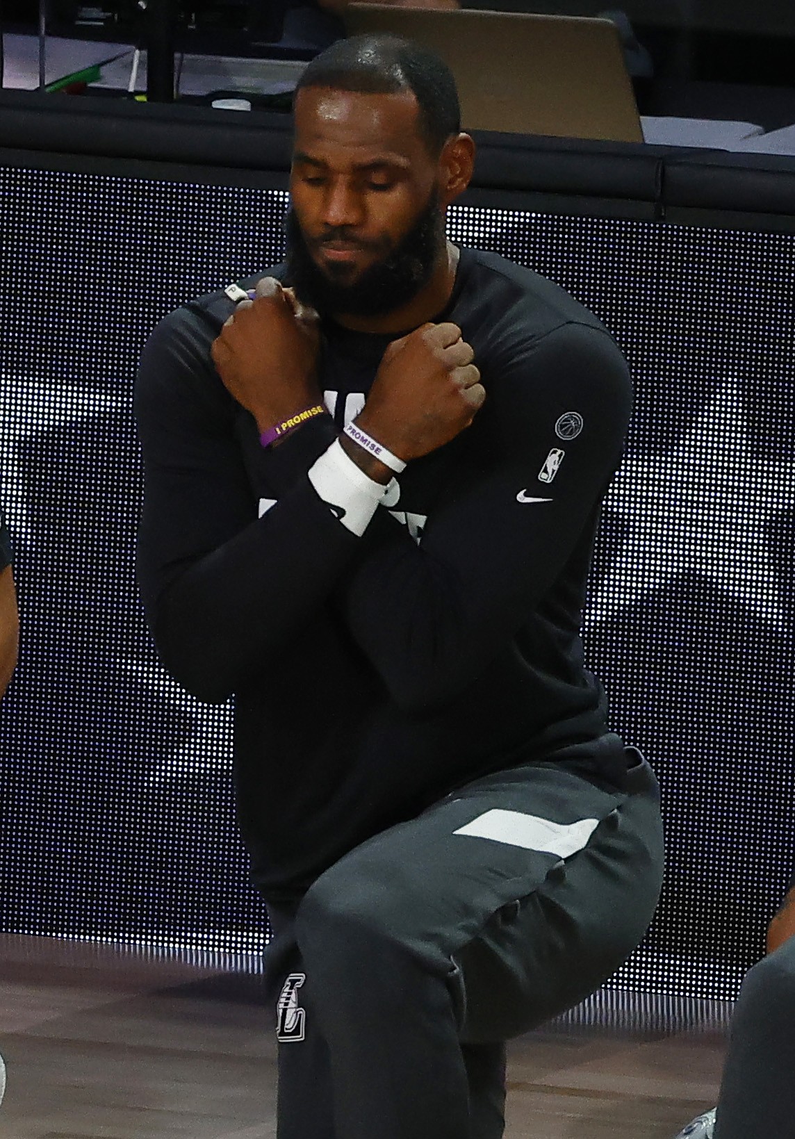  LeBron James, do Los Angeles Lakers, cruza os braços para a saudação de Wakanda durante um momento de silêncio em homenagem à morte do ator Chadwick Boseman antes do início do jogo (Foto: Getty Images)