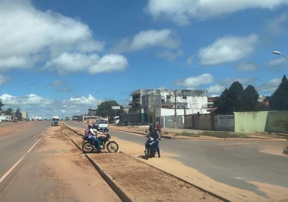 Motociclista cometendo uma infração em trecho de obra em Tianguá, no Ceará.  — Foto: Dnit/Divulgação