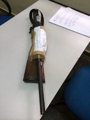 Espingarda usada no crime foi apreendida (Foto: Divulgação/Polícia Civil)