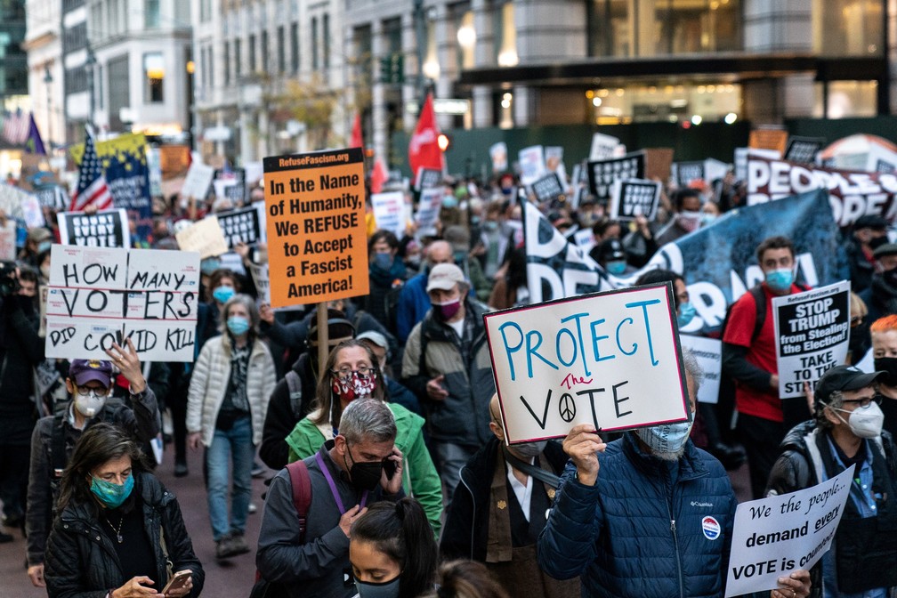 Em Nova York, manifestantes pediram contagem de votos, nesta quarta-feira (4) — Foto: Jeenah Moon/Reuters