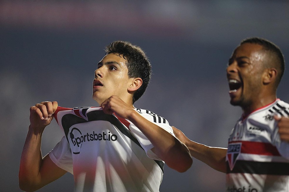 Moreira comemora o primeiro gol como profissional — Foto: Rubens Chiri/saopaulofc
