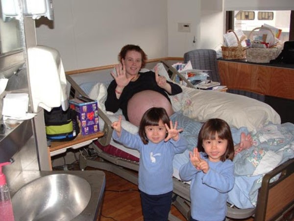 Kate grávida junto com as filhas gêmeas (Foto: Reprodução/Pregnant Life)