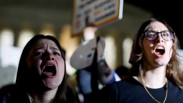O vazamento provocou protestos contra e a favor do direito ao aborto do lado de fora da Suprema Corte na noite de segunda-feira (Foto: REUTERS via BBC)