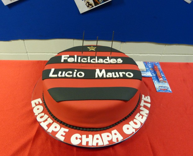 Ator ganhou bolo surpresa dos amigos de trabalho (Foto: Paula Santos / Gshow)