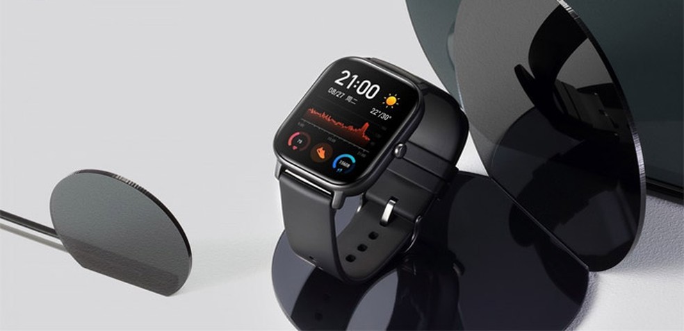 Amazfit GTS tem formato igual do Apple Watch — Foto: Divulgação/Huami