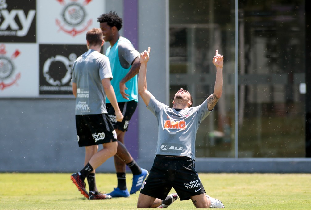 Ansioso para o clássico, Gabriel exibe quadro de foto histórica do Corinthians x São Paulo de 2017