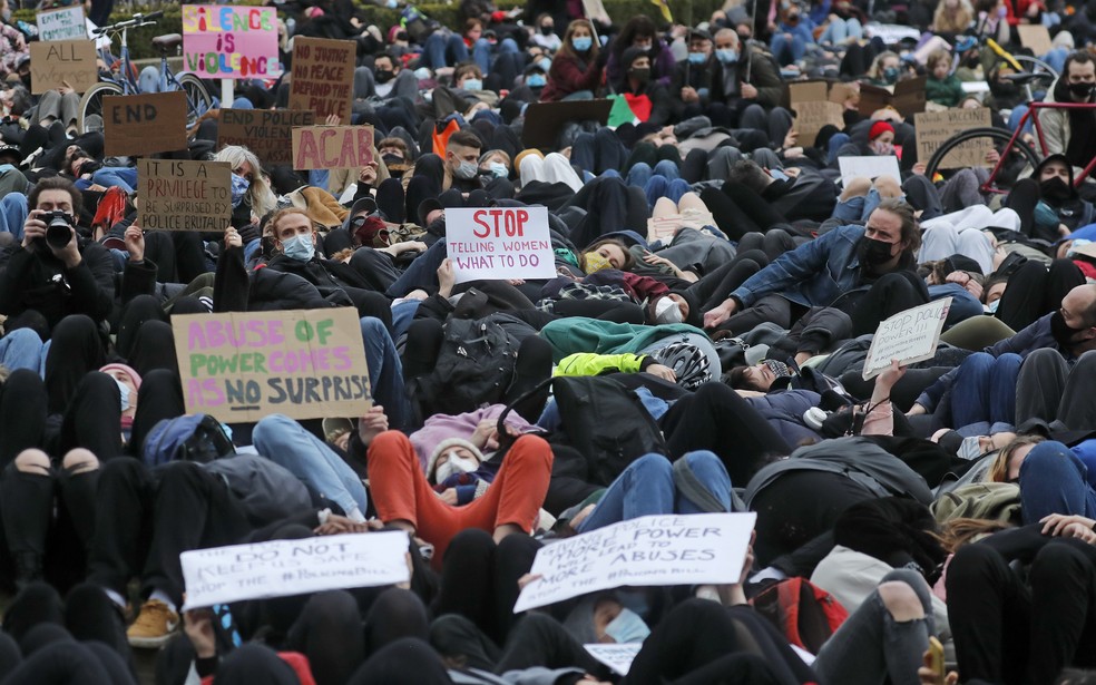 Manifestantes se deitam em Londres durante protesto pelo assassinato de Sarah Everard — Foto: Frank Augstein/AP