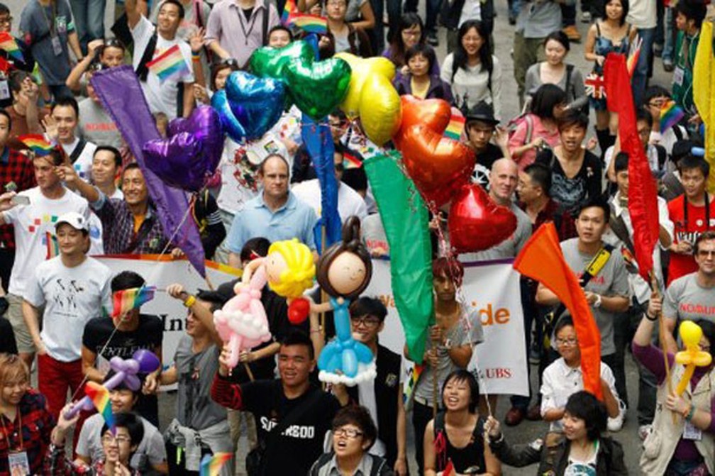 Mais de 2 mil apoiadores da comunidade lésbica, gay, bissexual e transgênero foram às ruas de Hong Kong em 2016 — Foto: Dale de la Rey/AFP