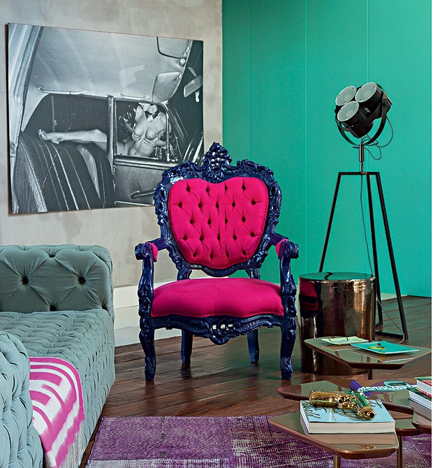 Sala de estar: No ambiente, destacam-se a antiga poltrona francesa repaginada, o garden seat, da Coisas da Doris, e a luminária de chão, daCB2,de Miami. A foto, na parede, é de Vania Toledo (Foto: Cacá Bratke)
