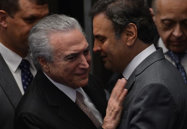 O novo presidente Michel Temer recebe cumprimentos do líder do PSDB, Aécio Neves (Foto: Fabio Rodrigues Pozzebom/Agência Brasil)