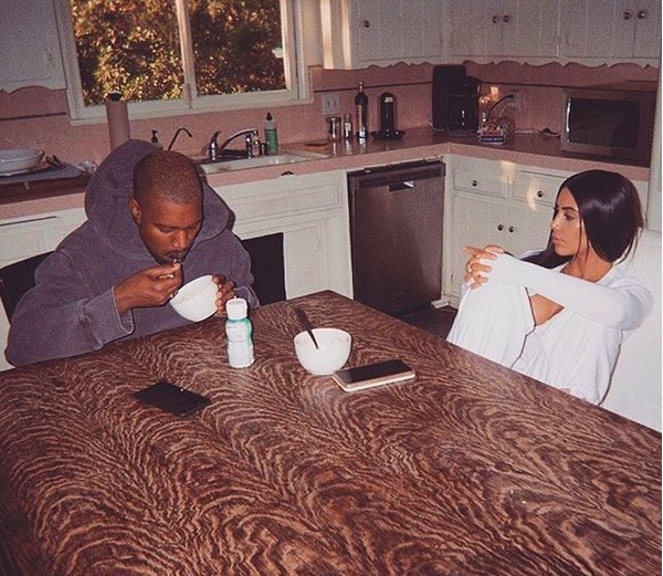 A foto compartilhada por Kim Kardashian, com a presença de Kanye West, na qual eles simulam pobreza (Foto: Instagram)