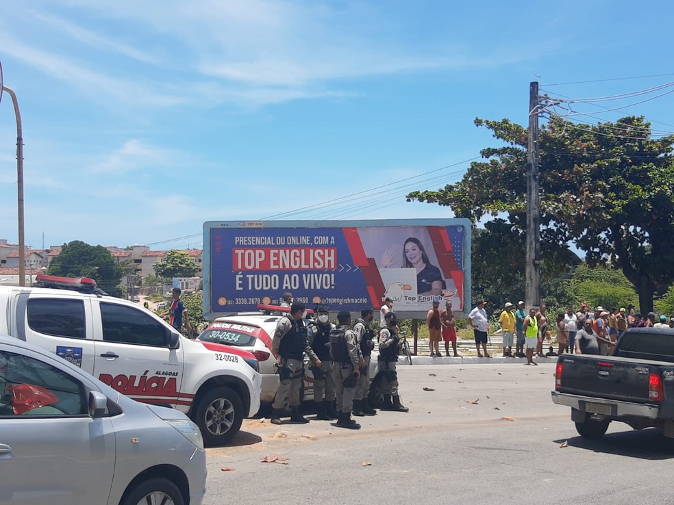 Polícia Militar foi acionada para tentar negociar com manifestantes que bloquearam parte da Ladeira Geraldo Melo, em Maceió — Foto: João Vitor Ferreira/G1