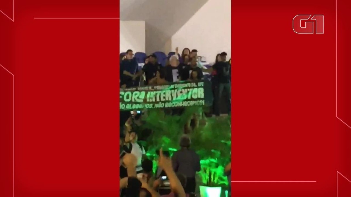 Estudantes protestam contra reitor durante colação de grau da Universidade Federal do Ceará