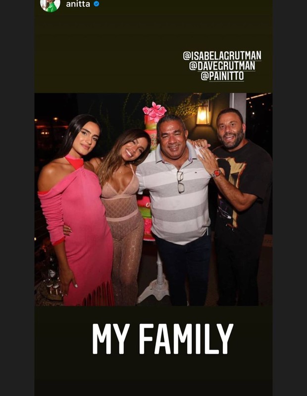 Anitta com o pai e amigos em Miami (Foto: Reprodução/Instagram)