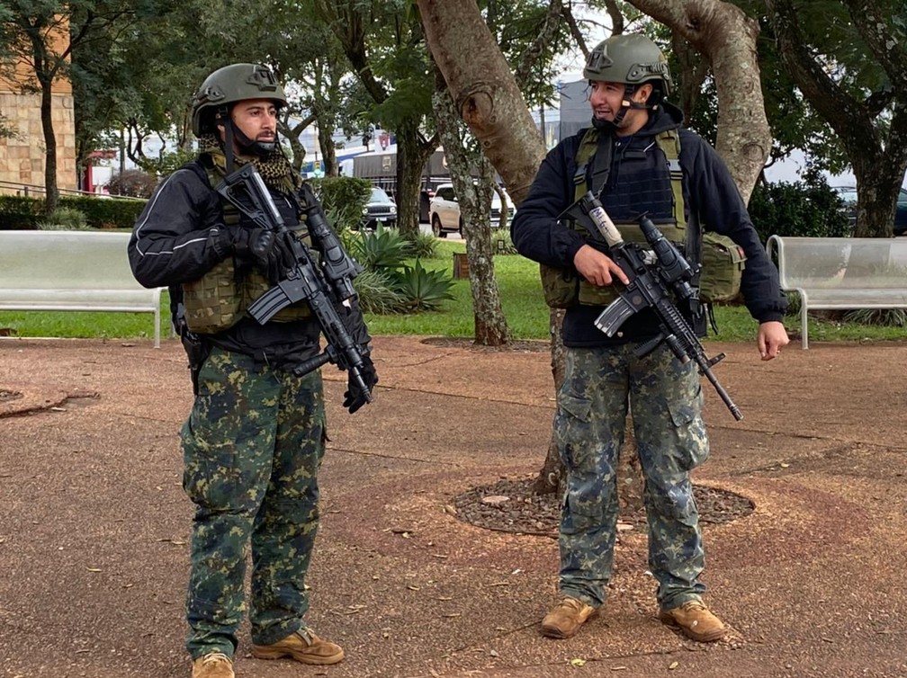 Policiais da Polícia Nacional do Paraguai em frente à prefeitura de Pedro Juan — Foto: Martim Andrada/TV Morena