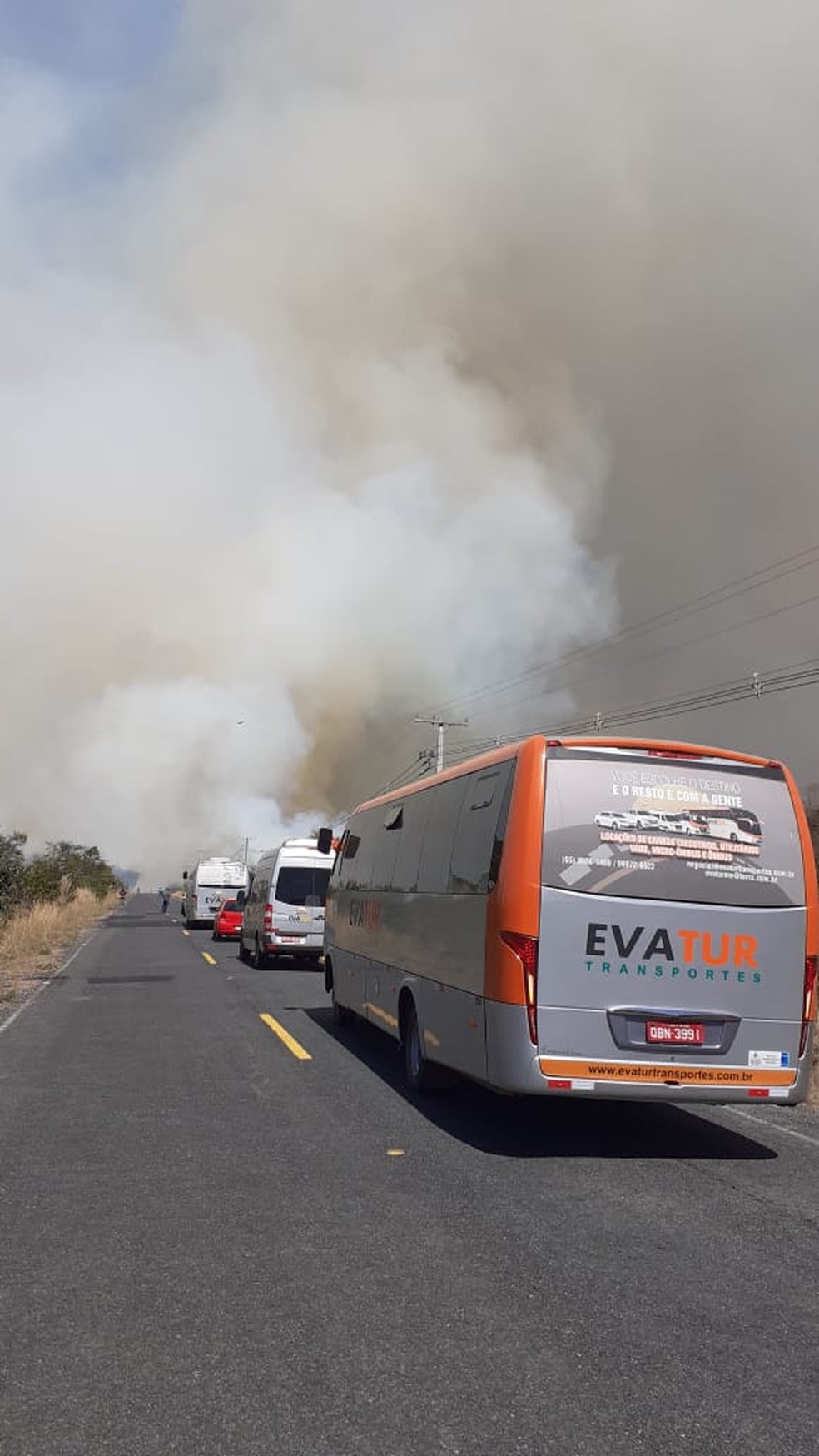 Fogo j chega s margens da rodovia  Foto: Divulgao