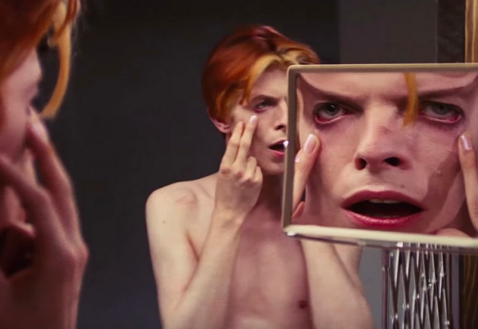 O músico David Bowie em cena de O Homem Que Caiu na Terra (1976) — Foto: Reprodução
