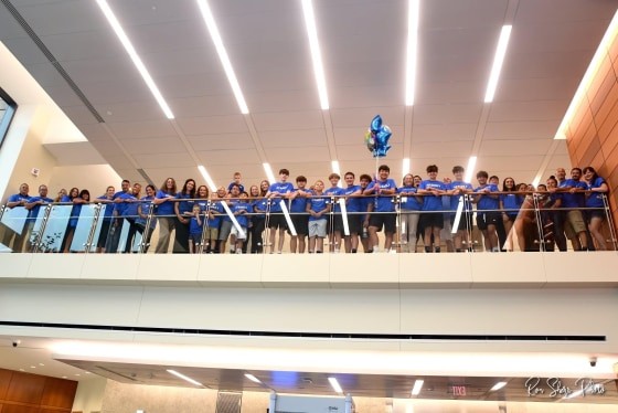 Membros da comunidade apareceram vestindo camisetas azuis combinando para apoiar Nate em seu dia de adoção no tribunal (Foto: Reprodução/Today Parents)