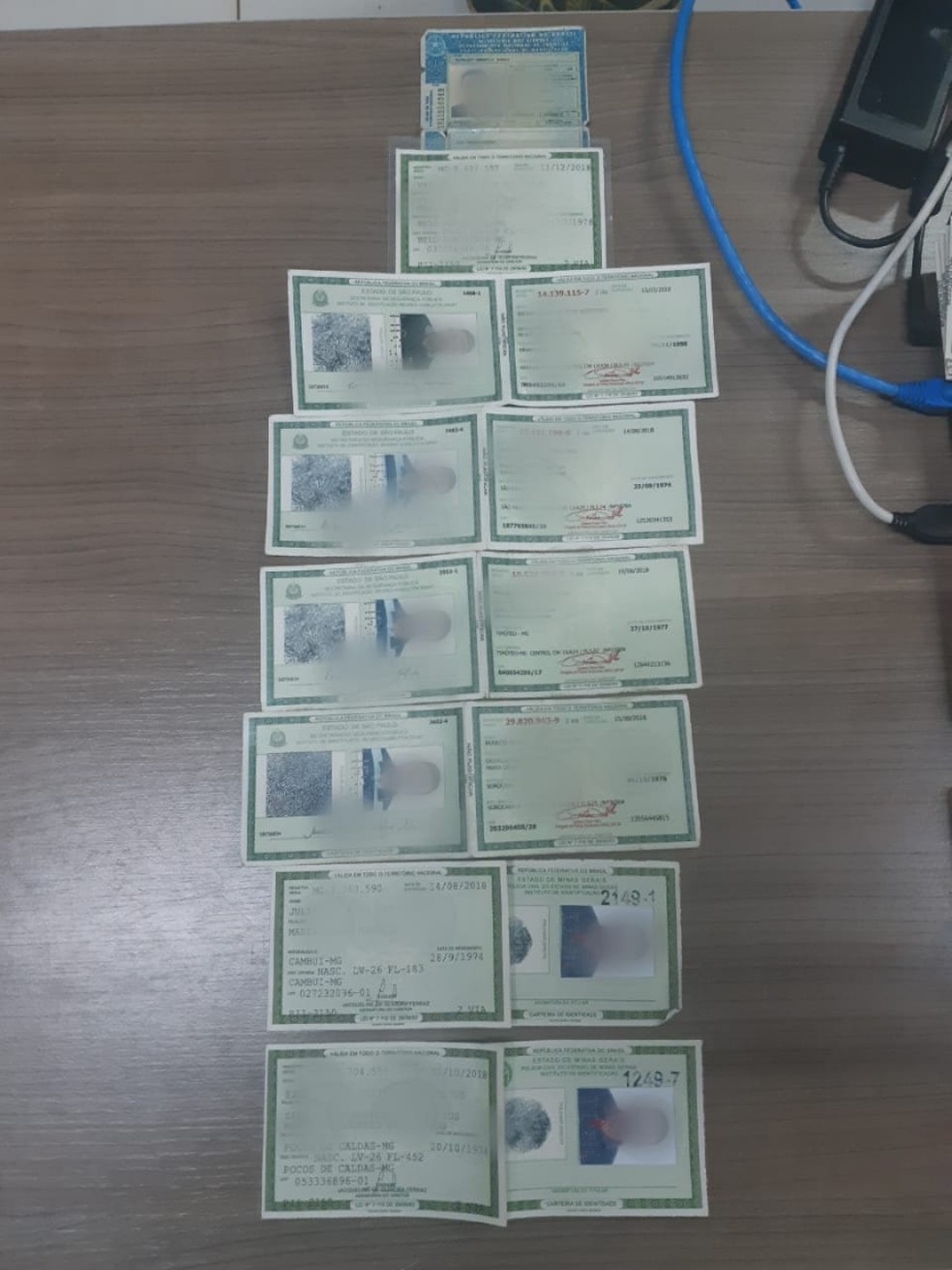 Documentos falsos apreendidos pela PRF com quatro homens em Vilhena (RO) — Foto: Divulgação/PRF